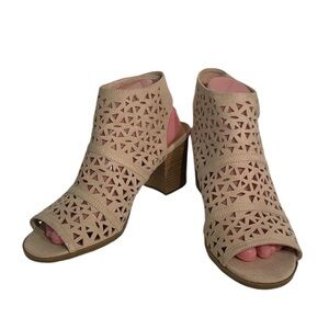Self Esteem beige sandals w/triangle cutout design Open toe & Velcro back. Sz 10
